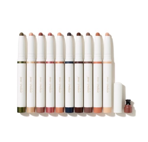 Na zdjęciu znajduje się zestaw kredek w sztyfcie jane iredale, przeznaczonych do makijażu oczu – są to cienie do powiek eyeshadow stick.  Wszystkie produkty mają jednolite, białe opakowania z złotym napisem.