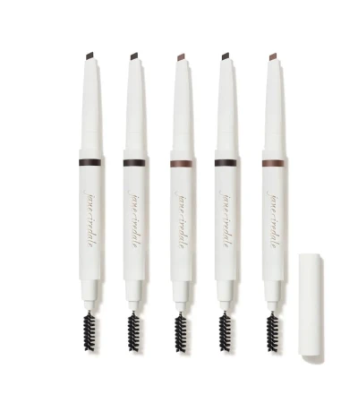 Na zdjęciu zestaw pięciu kredek do brwi PureBrow Shaping Pencil.  Każda kredka jest dwustronna, z jednej strony jest skośna końcówka w konkretnym kolorze, z drugiej wygodna spiralka do wyczesywania i stylizowania brwi.