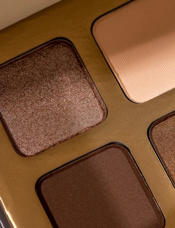 Close-up of INIKA Organic Quad Eyeshadow Palette WIND with matte and softly shimmering brown-beige shades.