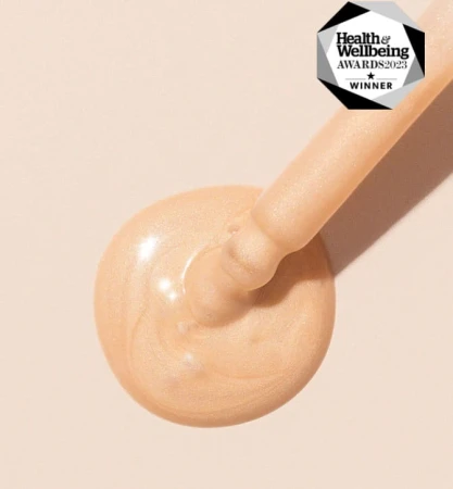 Zdjęcie przedstawia kremową, lekko perłową konsystencję produktu rozświetlającego,  INIKA Organic Radiant Glow Veil