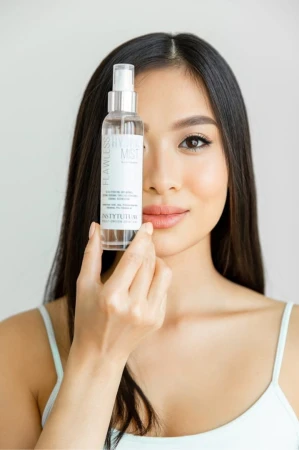 Model with fresh natural makeup and radiant skin for INSTYTUTUM Flawless Hydra Mist Classic