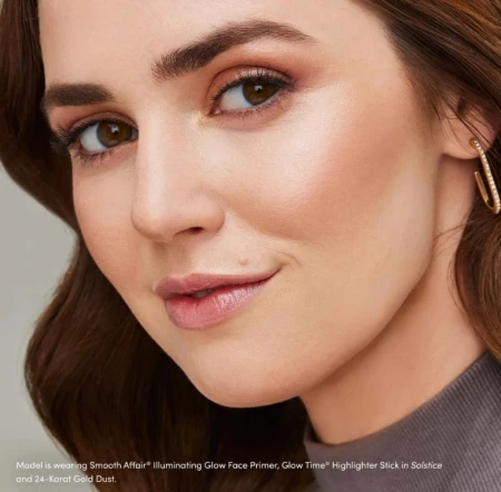 Model makeup look using Jane Iredale 24-Karat GOLD DUST and the Solstice stick highlighter.